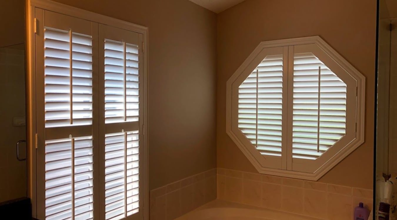 Octagon window in a New York bathroom